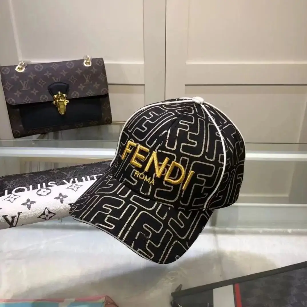 Prada Linea Rossa / Dior Oblique / Gucci GG Supreme / Burberry Equestrian Knight / Ralph Lauren Pony / Balenciaga Logo / Arc'teryx Bird / Fendi Zucca Cap [40 styles] — foto 2 de 6