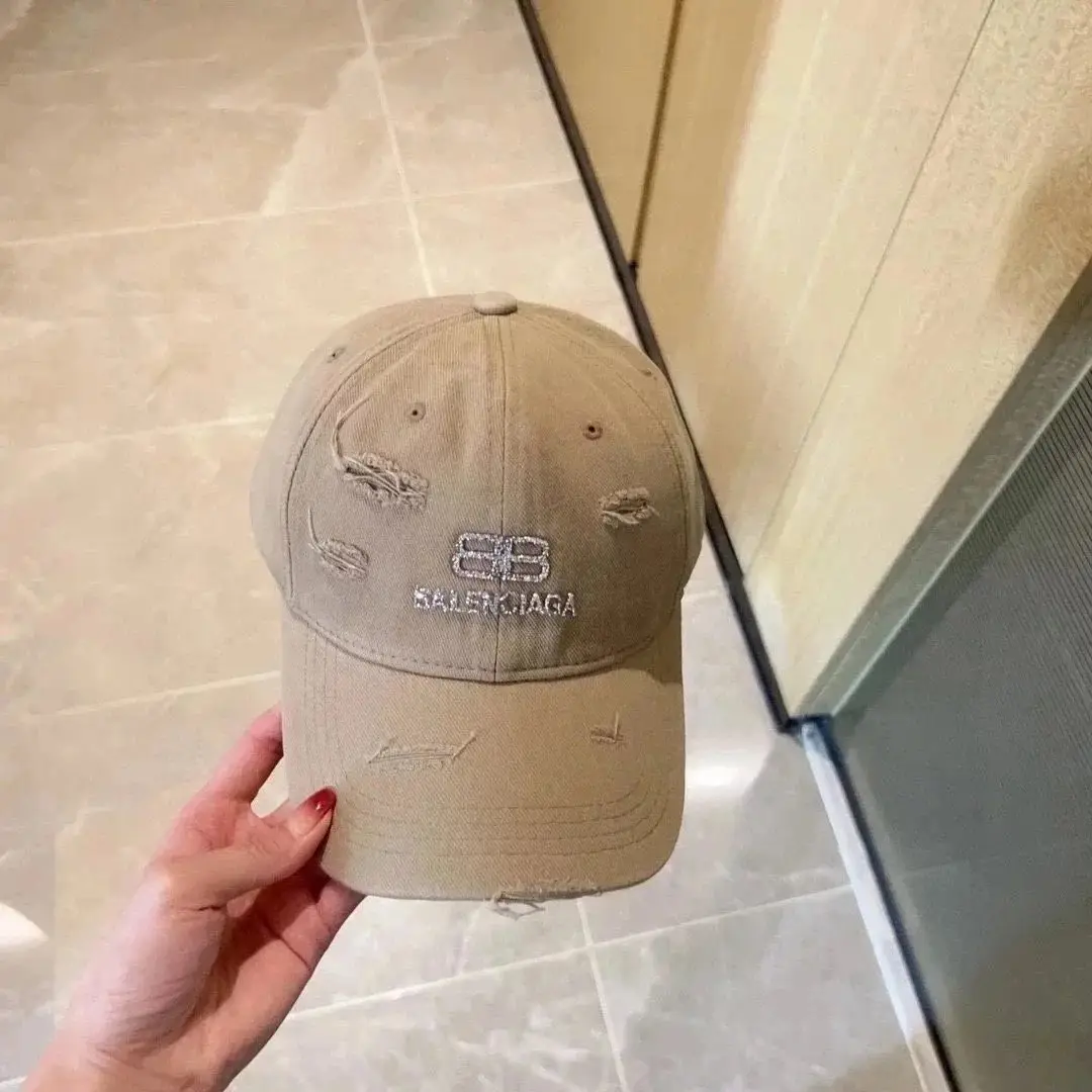 Balenciaga Hat — foto 2 de 6