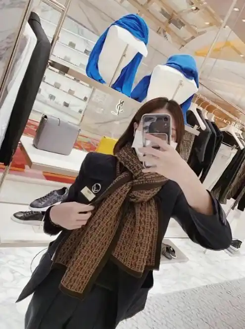Fendi scarf (5 styles) — foto 3 de 6