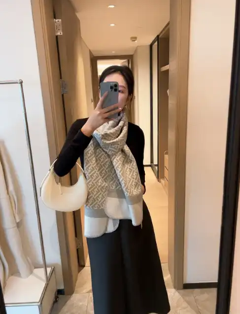 Fendi scarf (5 styles) — foto 4 de 6