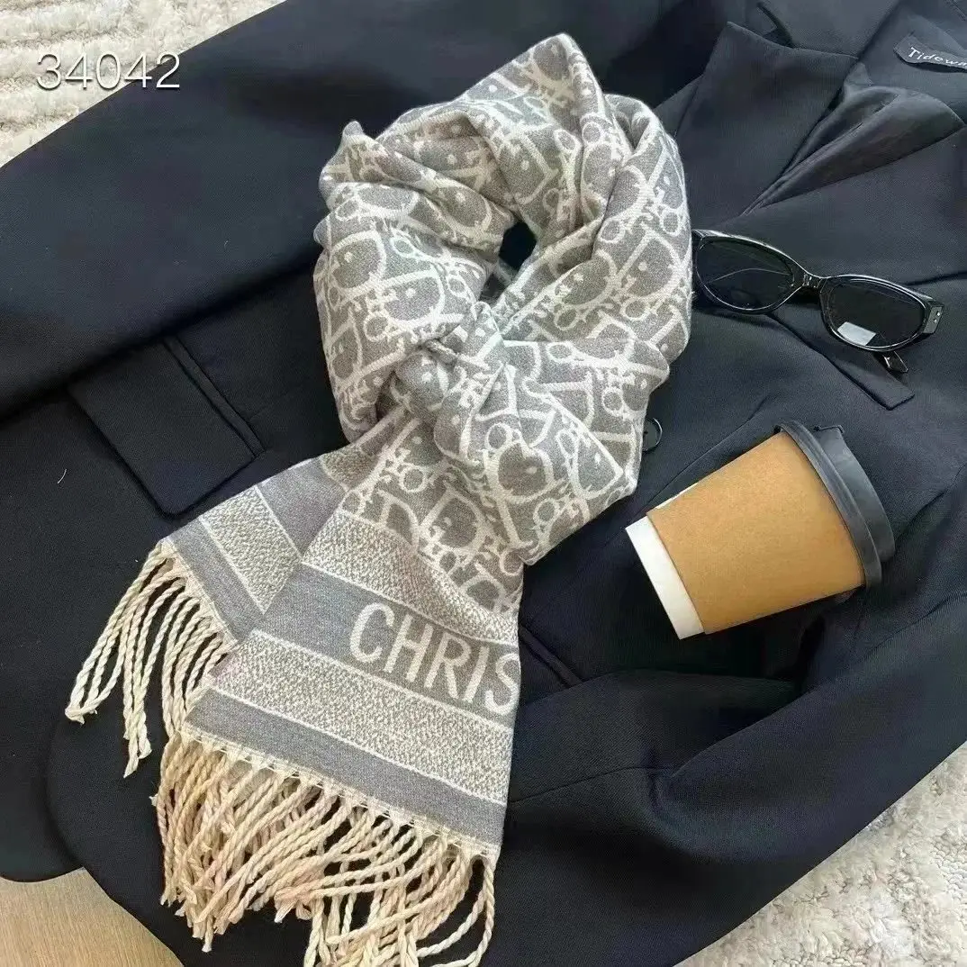 Dior and LV scarves — foto 3 de 6