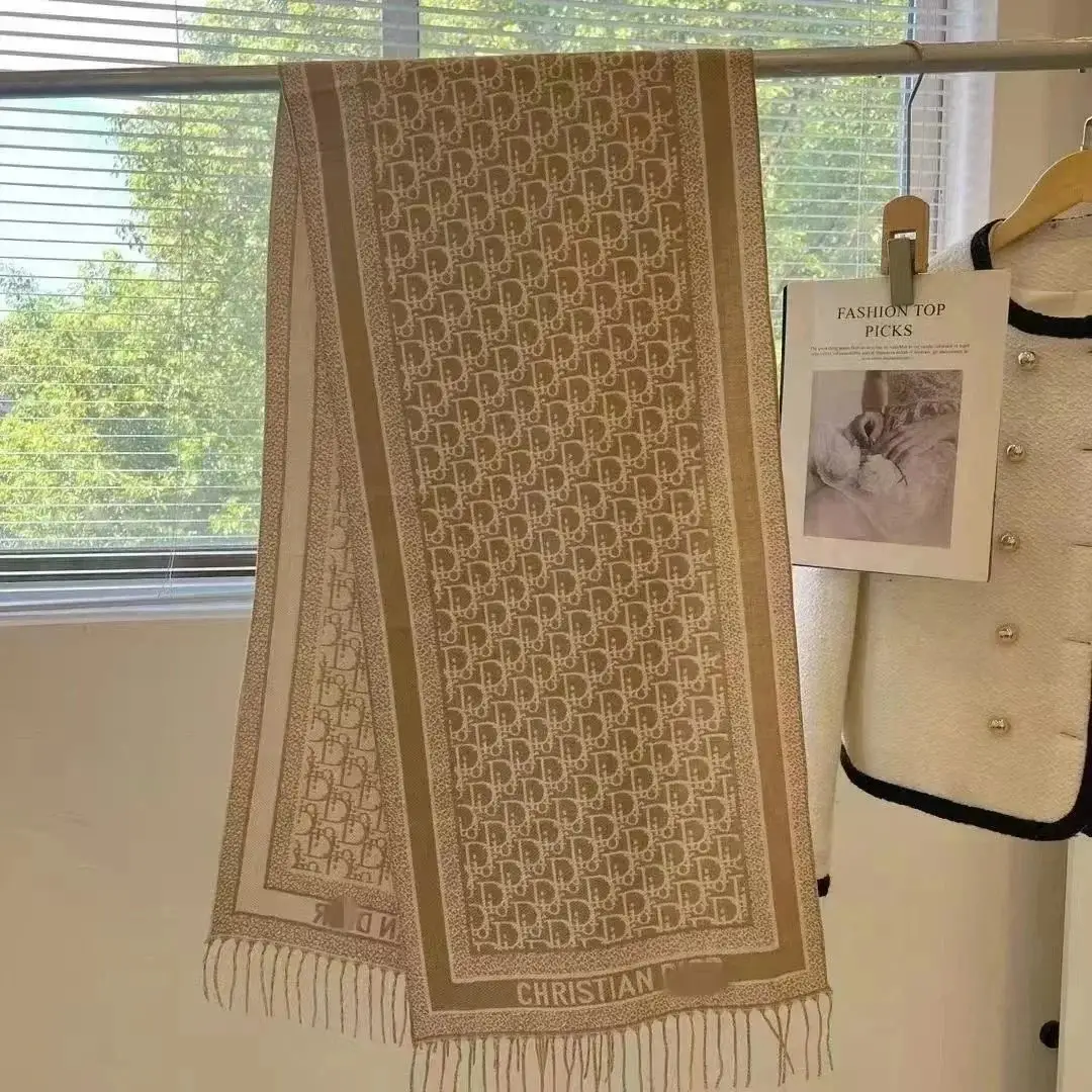 Dior and LV scarves — foto 6 de 6