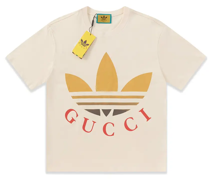 Gucci x Adidas Originals Cream T-Shirt with Gold Logo and Red Lettering — foto 2 de 6