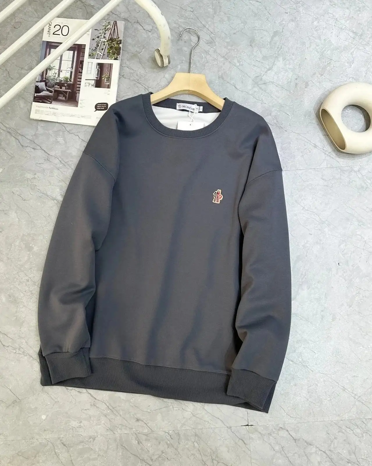 Moncler Black Sweatshirt with Red Logo - Stylish and Comfortable — foto 2 de 6