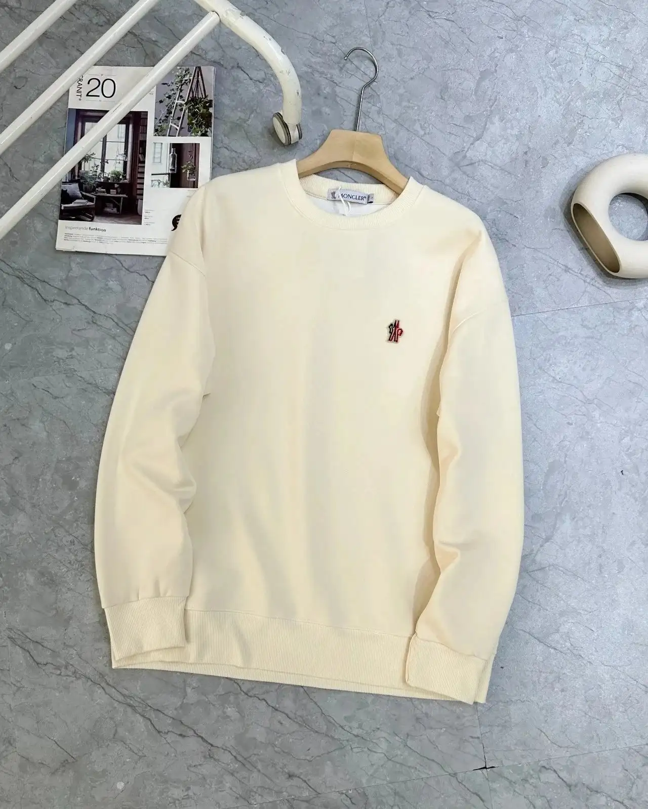 Moncler Black Sweatshirt with Red Logo - Stylish and Comfortable — foto 3 de 6