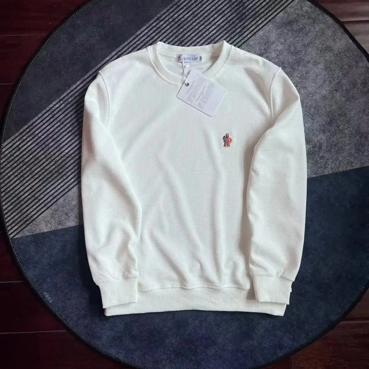 Moncler Black Sweatshirt with Red Logo - Stylish and Comfortable — foto 4 de 6