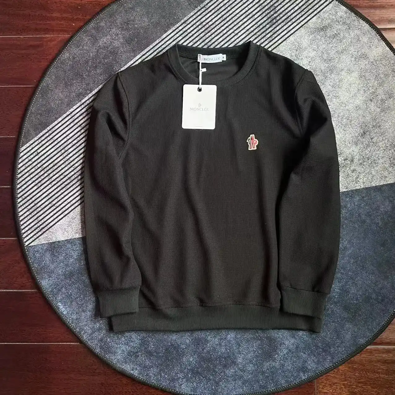 Moncler Black Sweatshirt with Red Logo - Stylish and Comfortable — foto 5 de 6