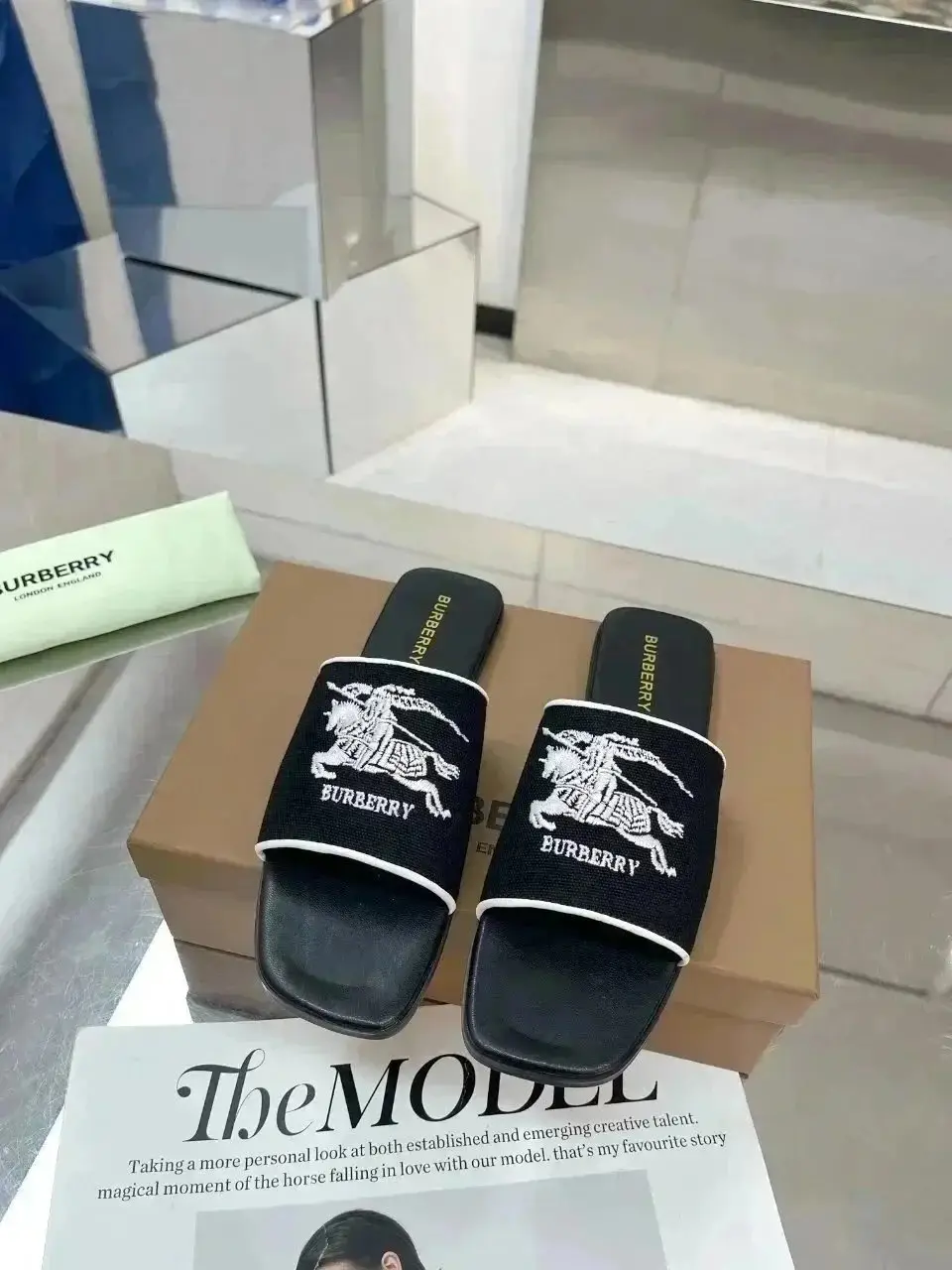 Burberry slippers Chanel Gucci slippers — foto 2 de 6