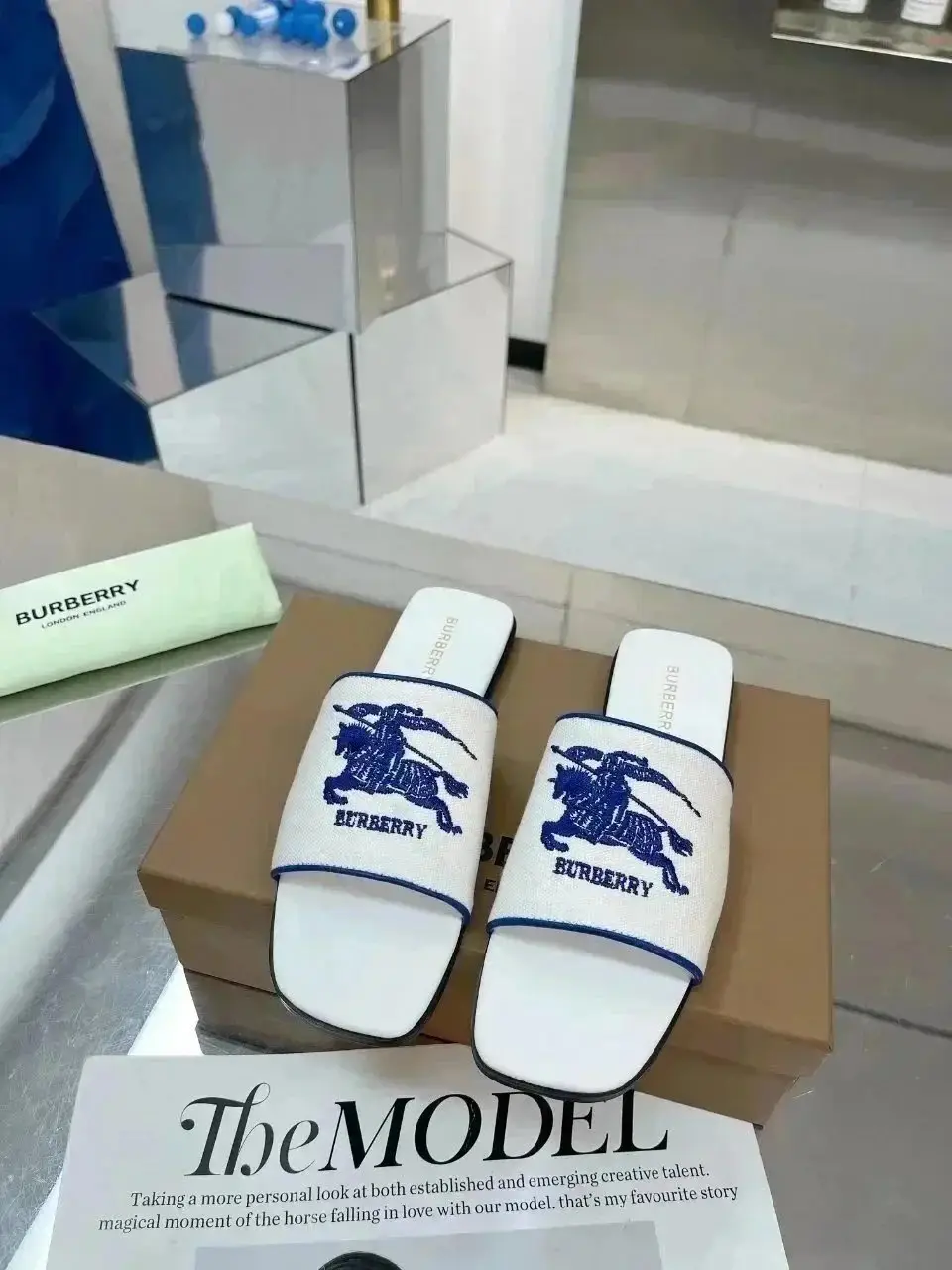 Burberry slippers Chanel Gucci slippers — foto 3 de 6