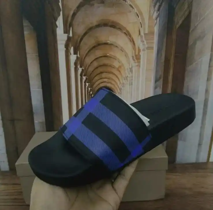 Burberry&Yeezy Slides — foto 2 de 6