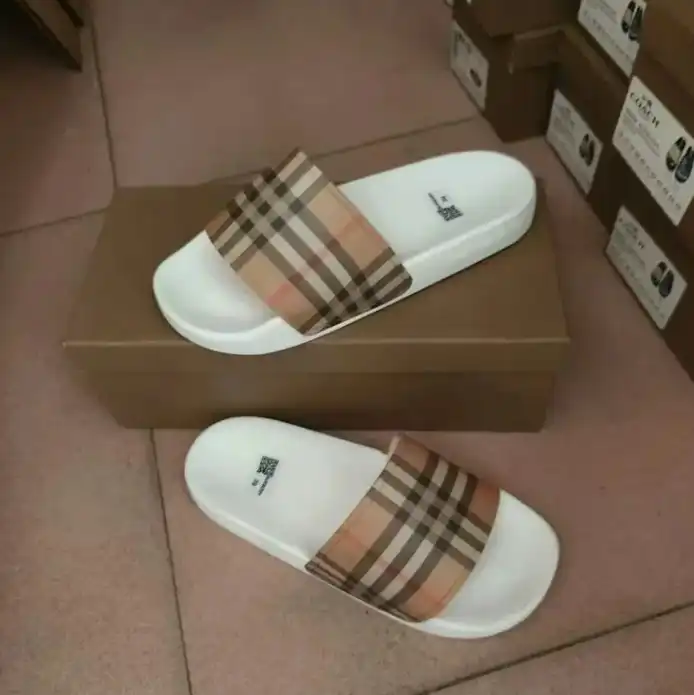 Burberry&Yeezy Slides — foto 4 de 6