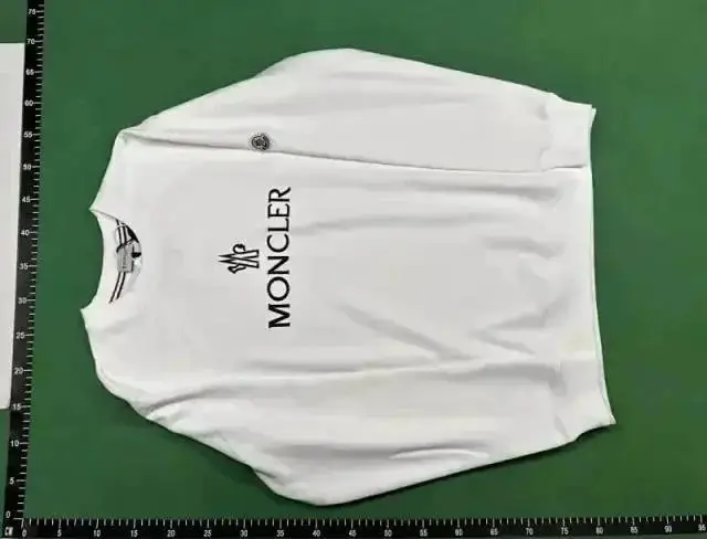 Moncler Men's Black Logo Sweatshirt - Comfortable and Stylish — foto 4 de 6
