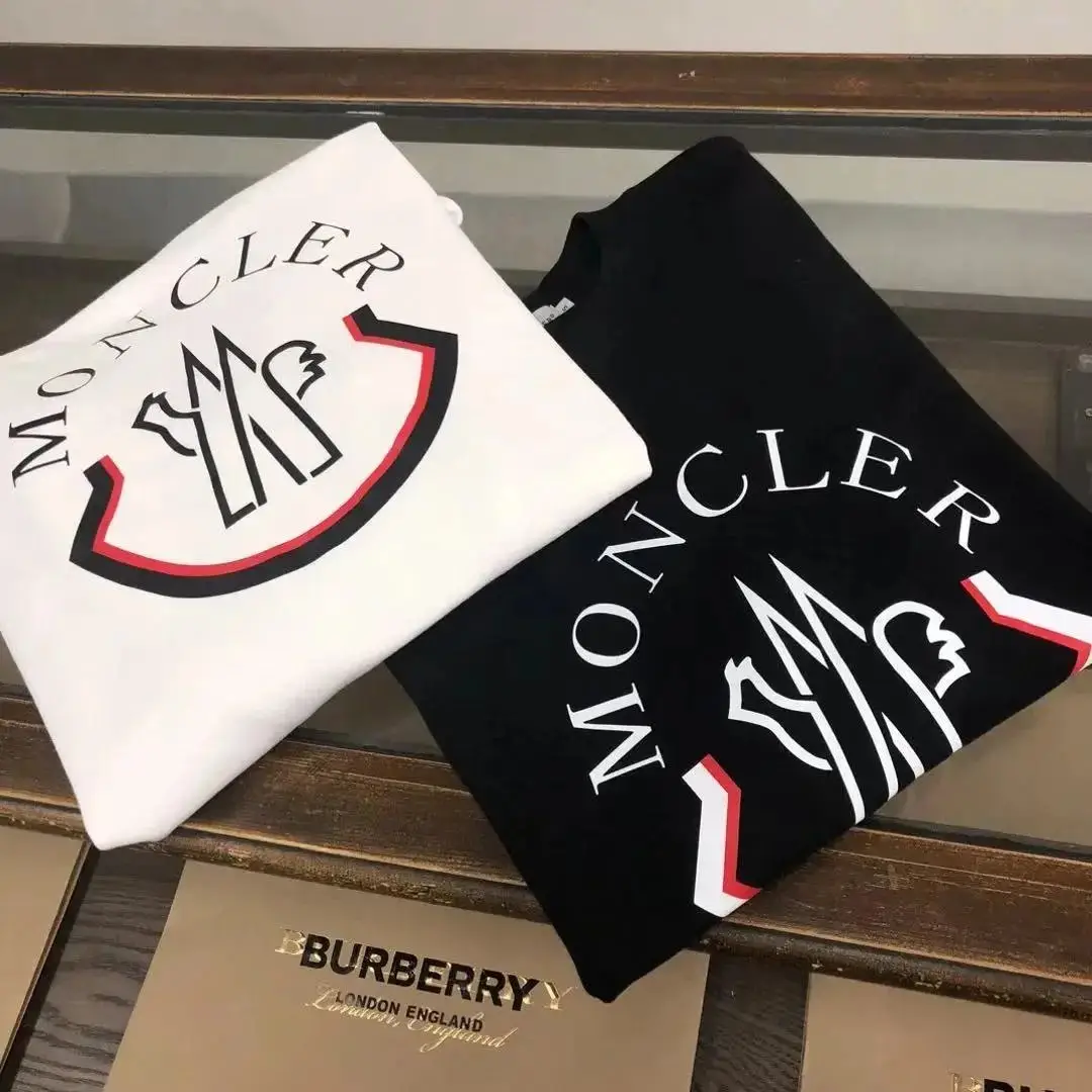 Moncler Men's Black Logo Sweatshirt - Comfortable and Stylish — foto 5 de 6