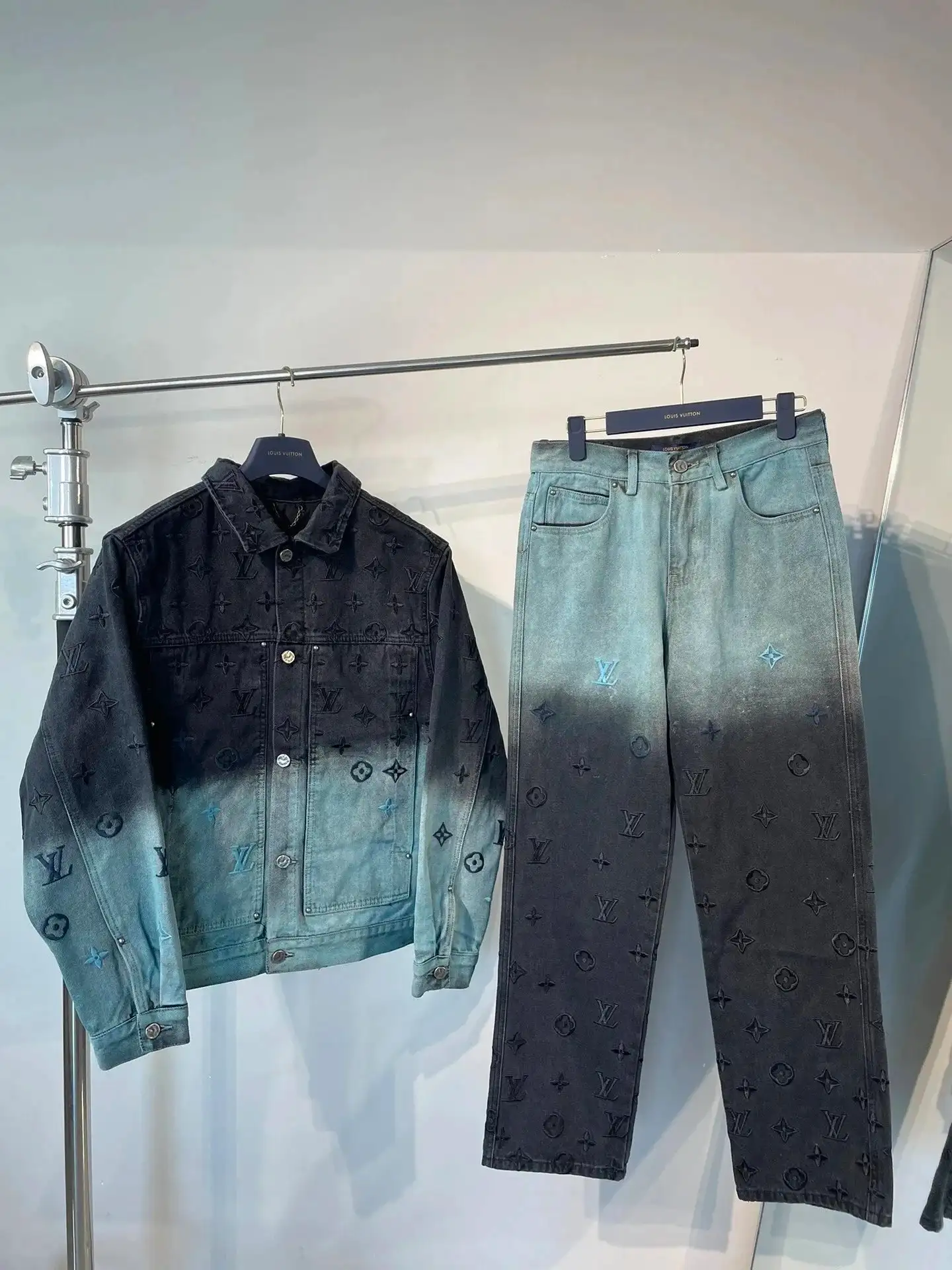 Louis Vuitton Jackets & Denim Suits (20+) — foto 6 de 6