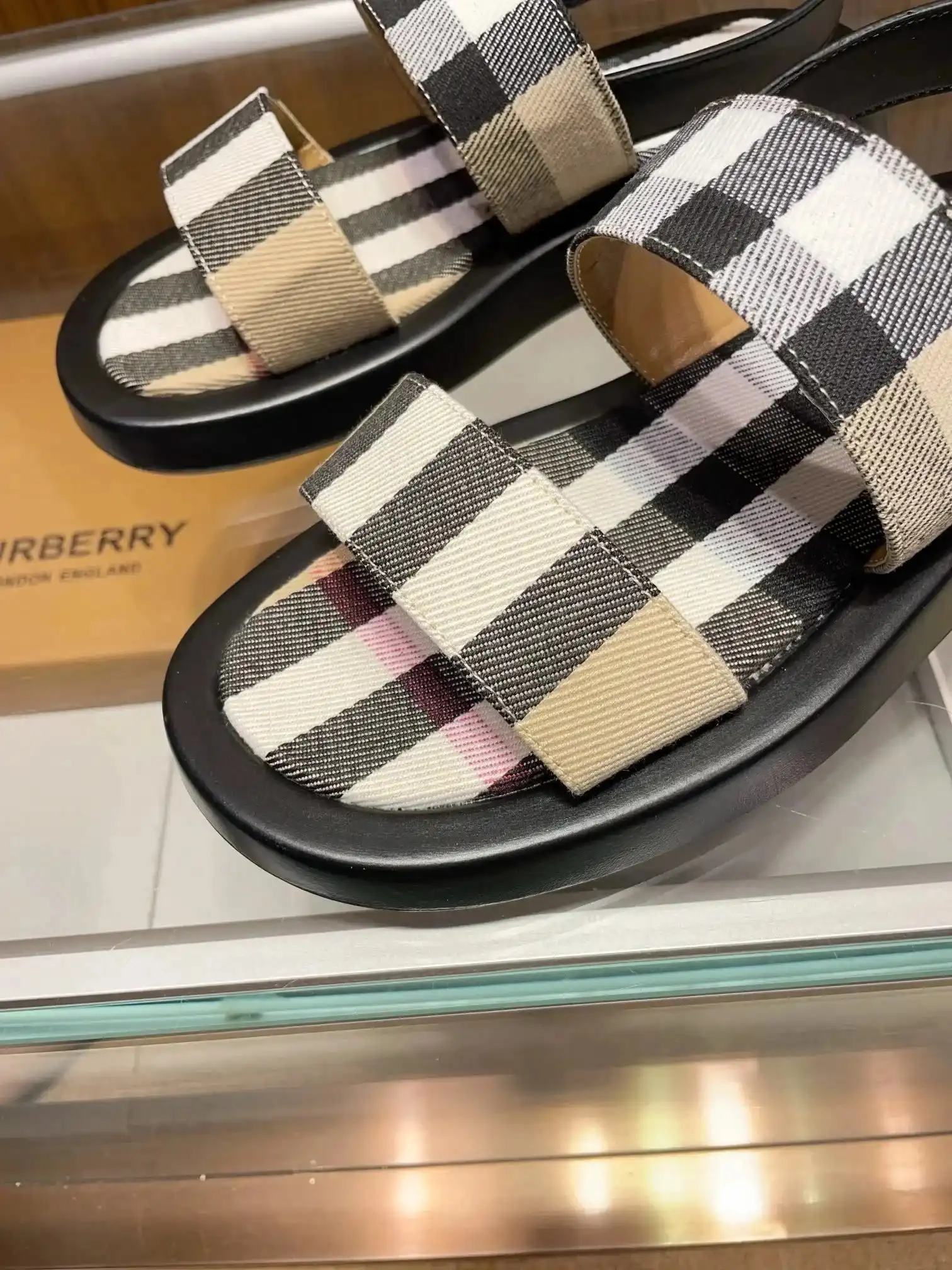 Burberry Check Strap Sandals — foto 2 de 6