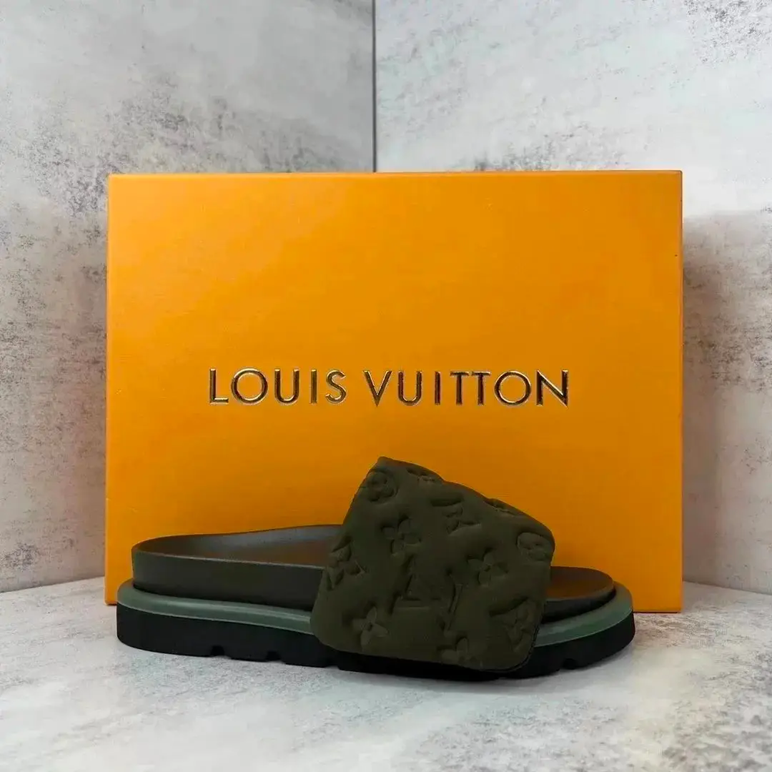 Louis Vuitton Slides [Multiple Styles: Monogram] — foto 3 de 6