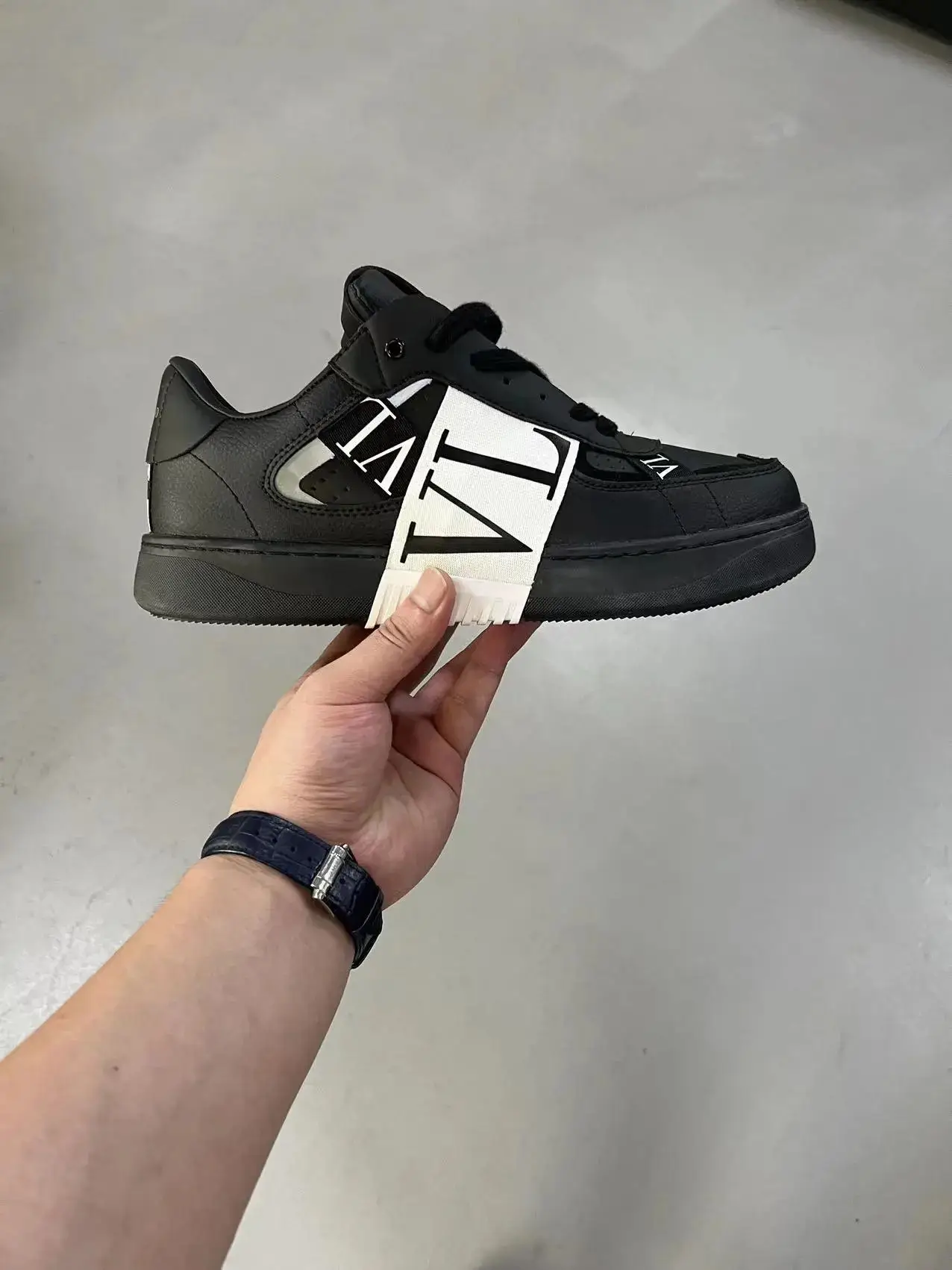 Amiri MAYA / Veja V-10 / Valentino Garavani Rockstud Sneakers [40 styles] — foto 4 de 6