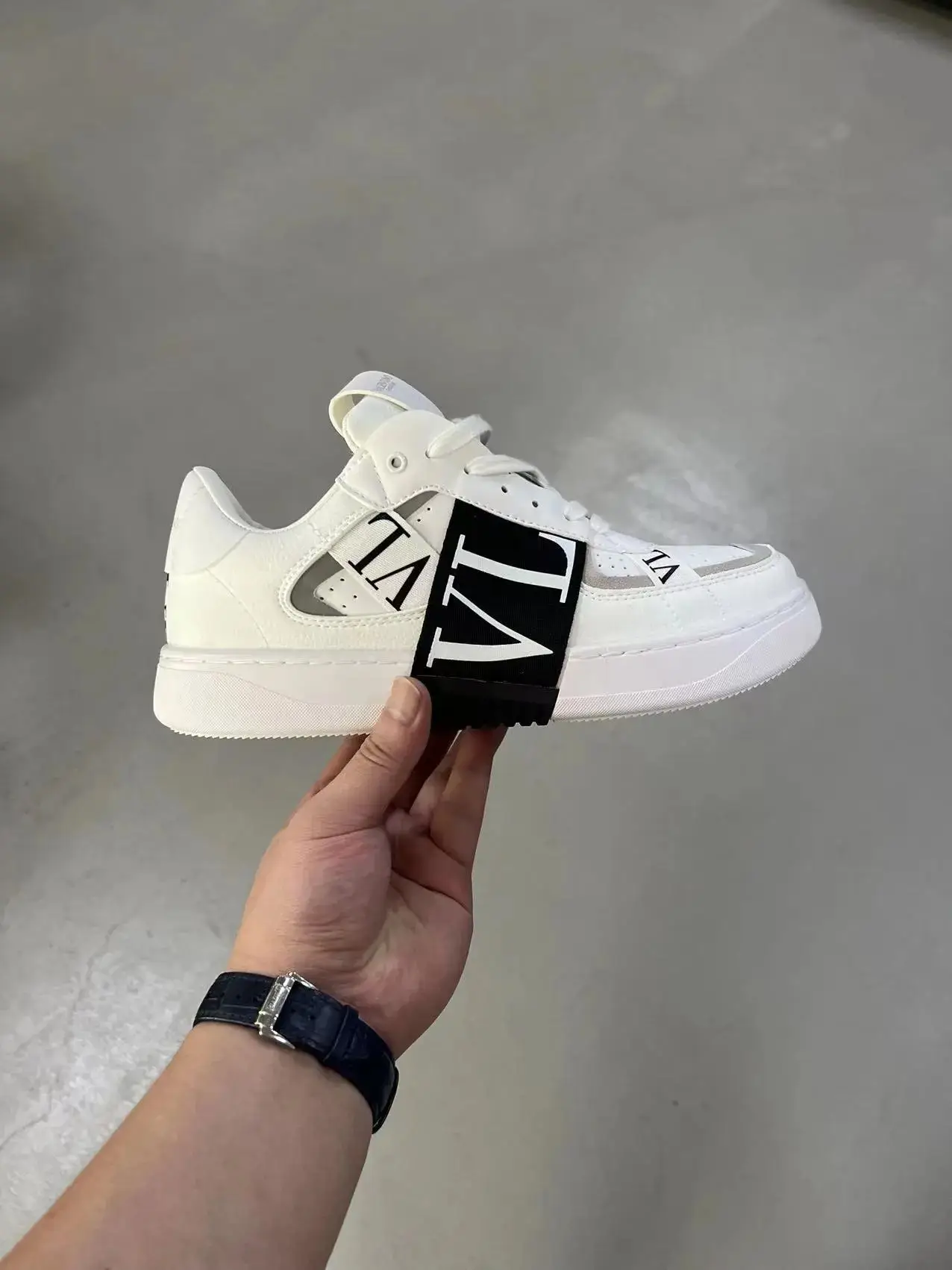 Amiri MAYA / Veja V-10 / Valentino Garavani Rockstud Sneakers [40 styles] — foto 5 de 6