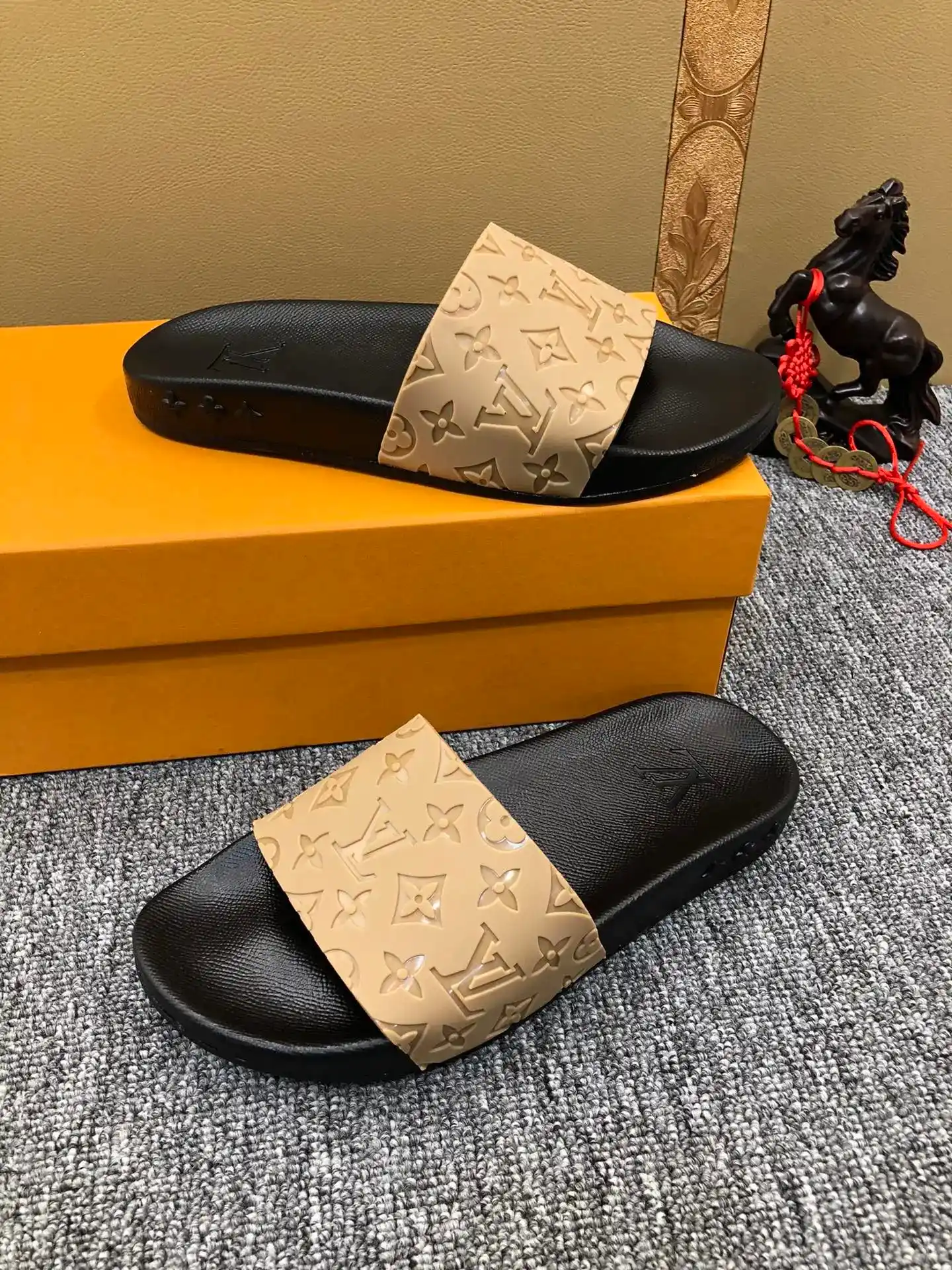 Louis Vuitton Slippers [7 styles]