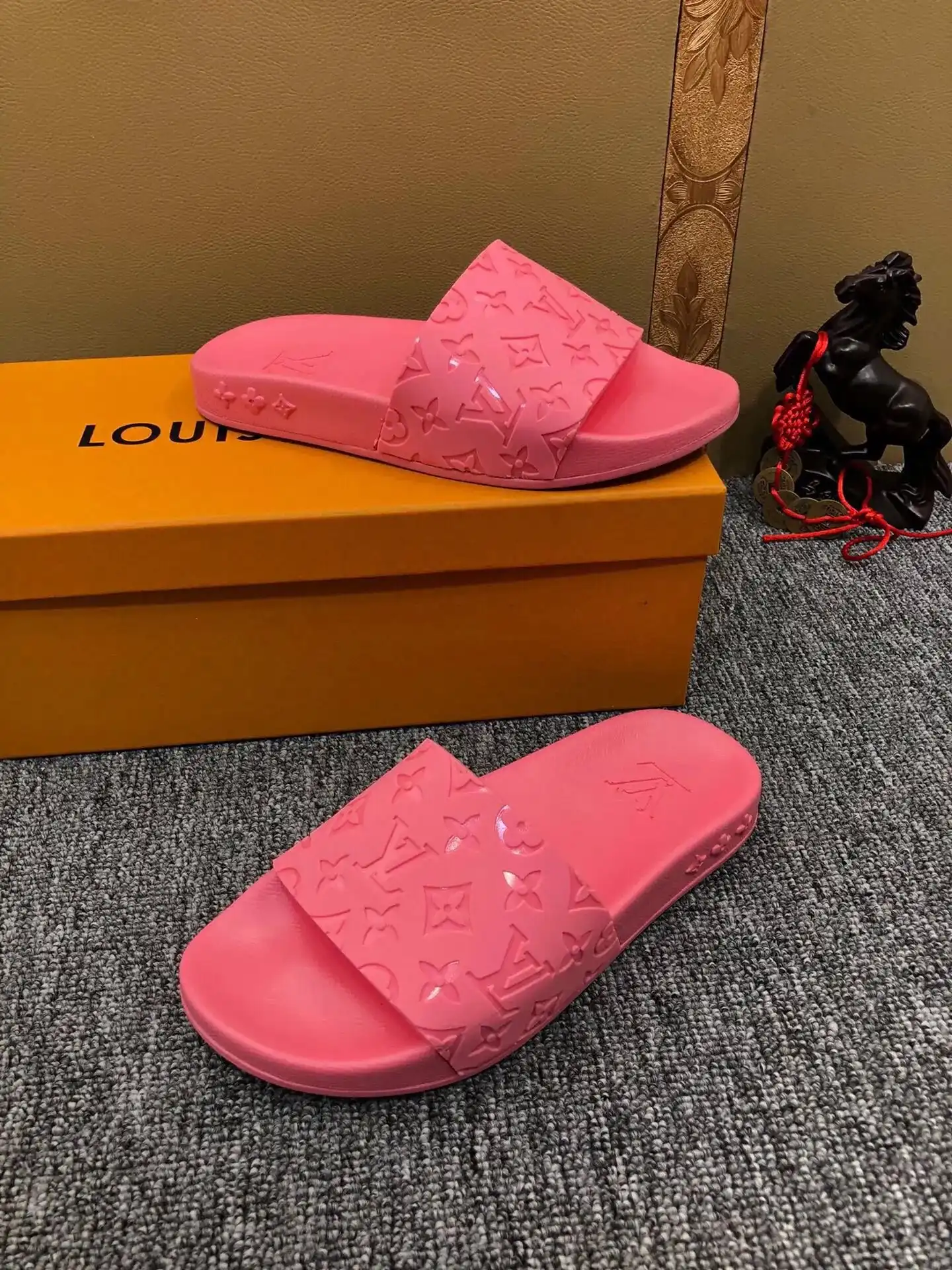 Louis Vuitton Slippers [7 styles] — foto 4 de 6