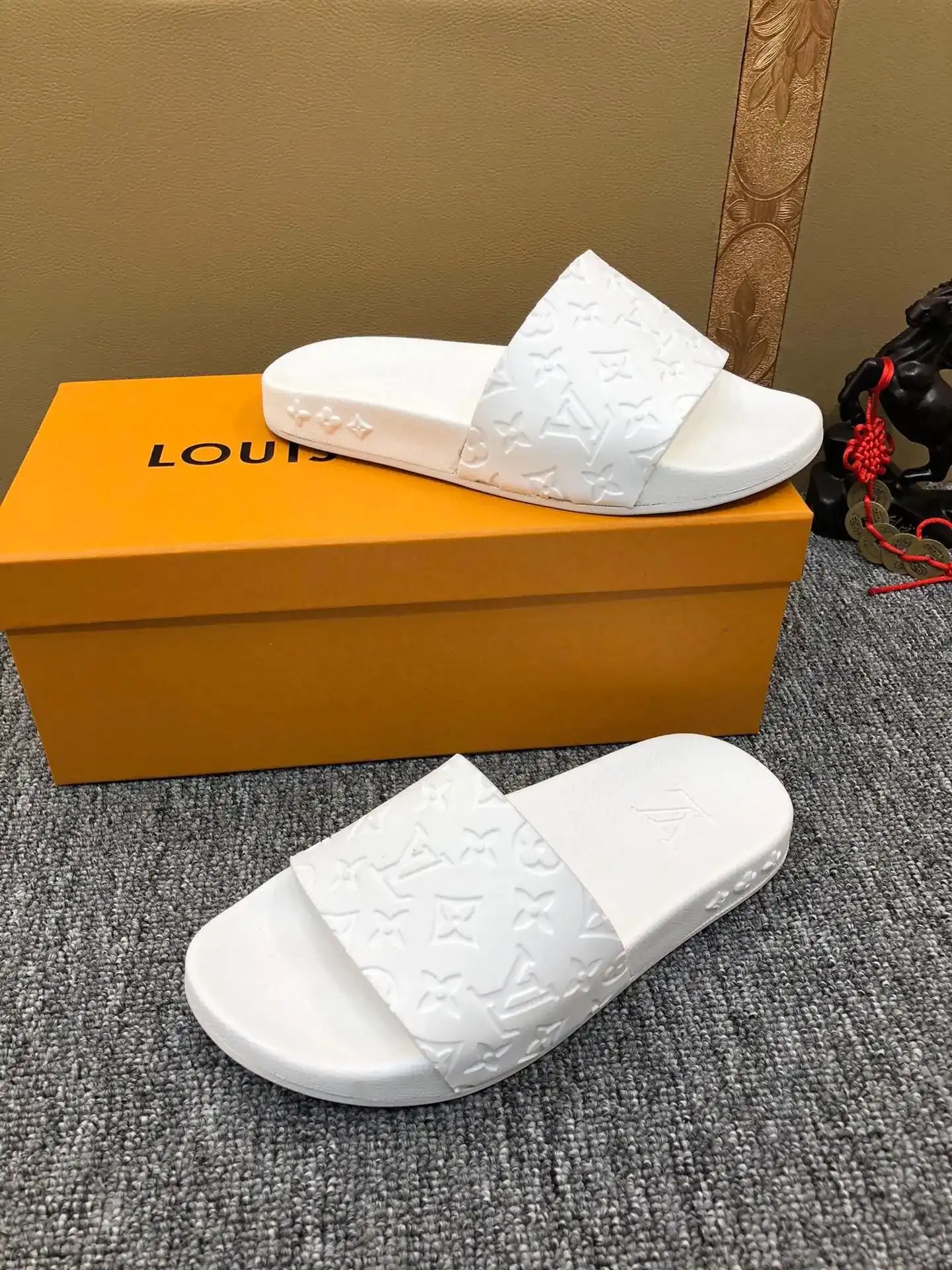 Louis Vuitton Slippers [7 styles] — foto 5 de 6
