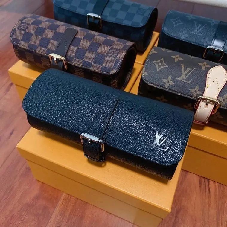 Louis Vuitton Accessories [5 styles] — foto 2 de 6