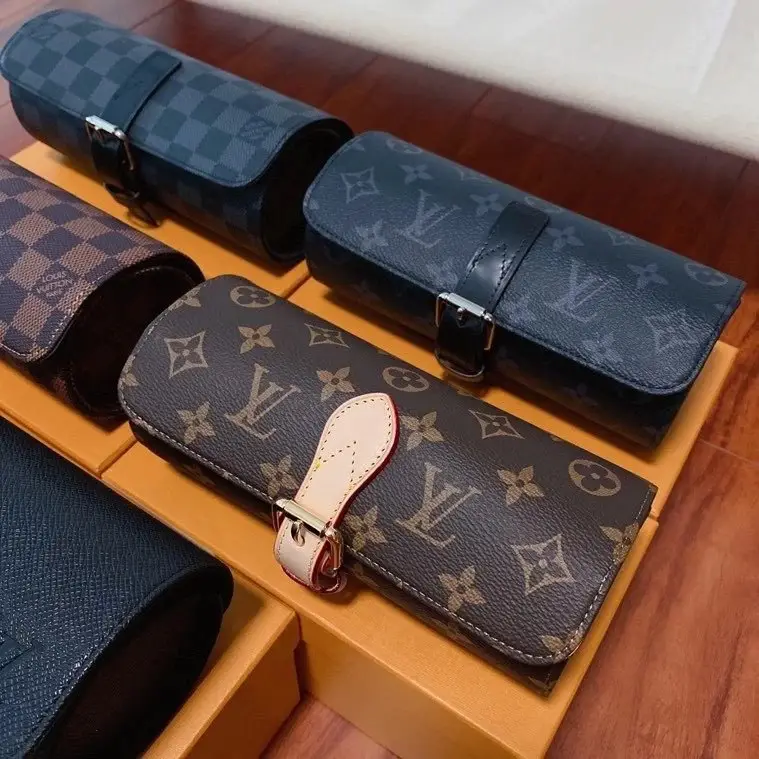 Louis Vuitton Accessories [5 styles] — foto 3 de 6