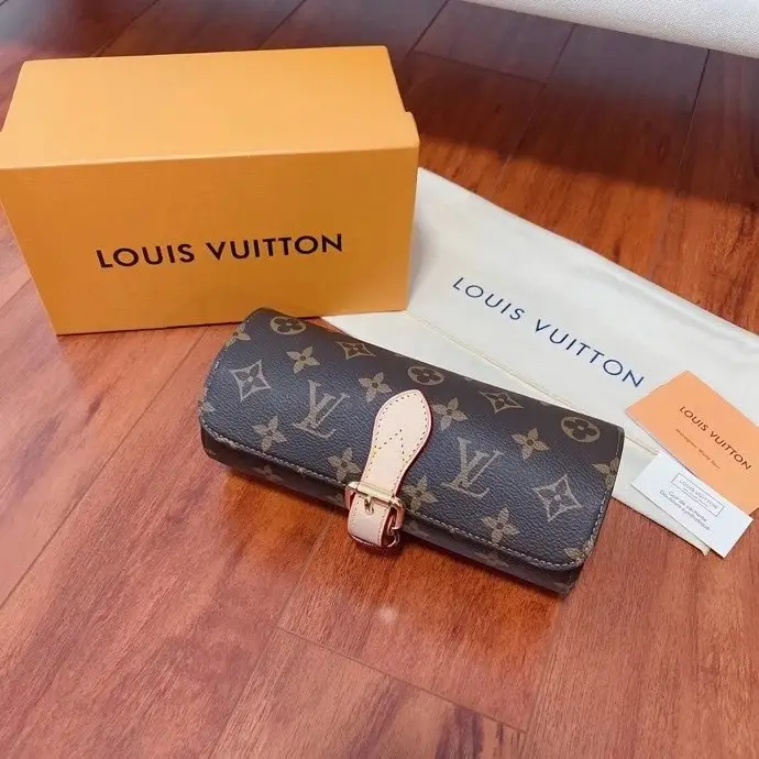 Louis Vuitton Accessories [5 styles] — foto 6 de 6