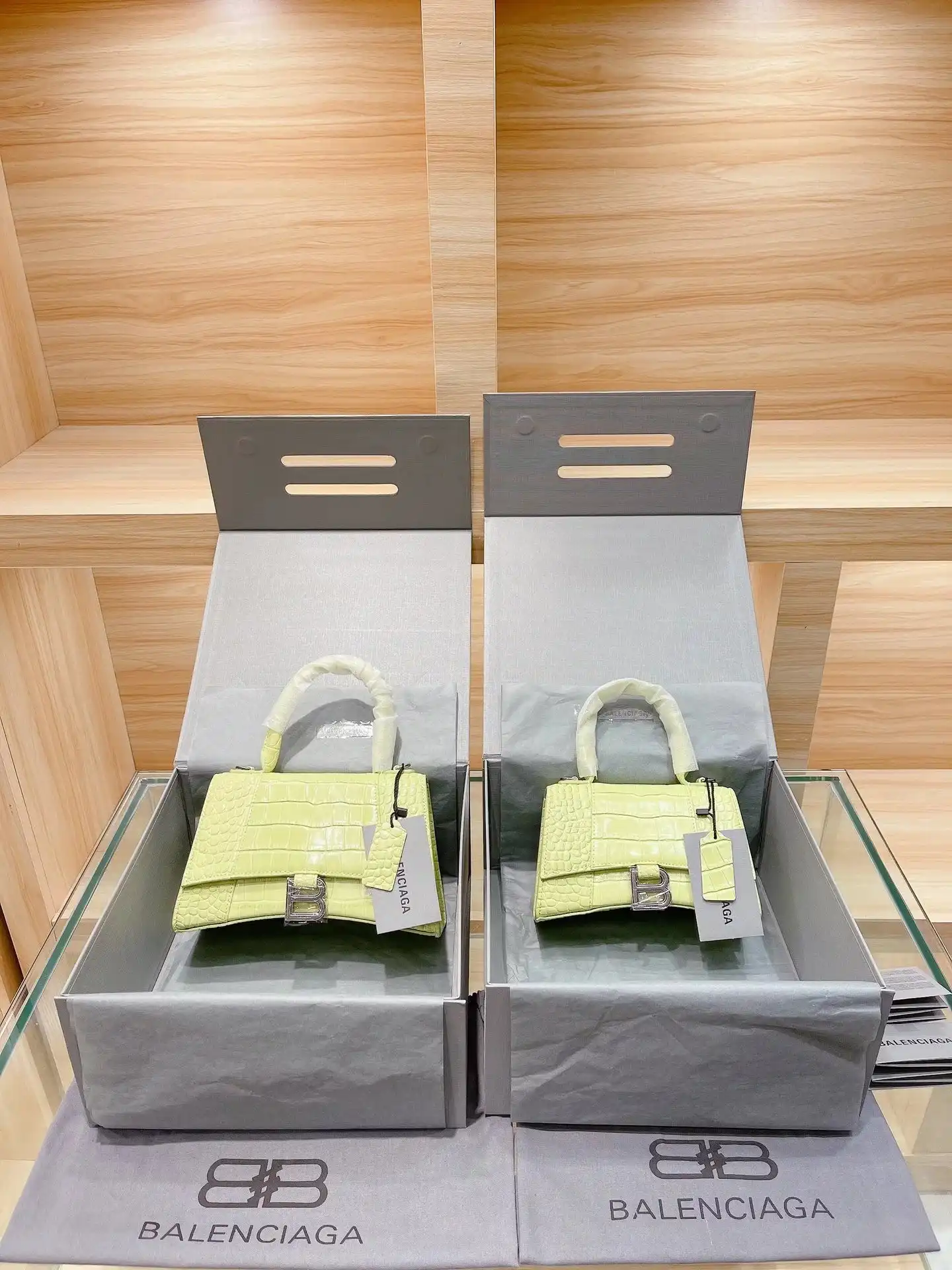 Balenciaga Handbags [15 styles] — foto 5 de 6